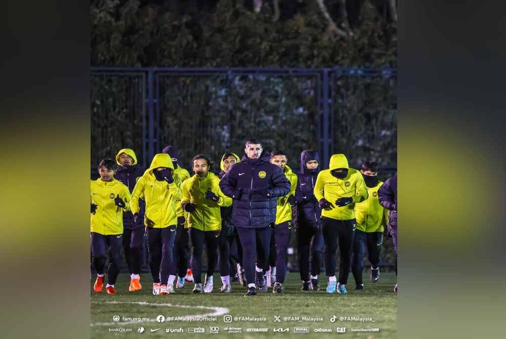 Skuad muda negara giat menjalani latihan di Shanghai pada suhu -4 celsius bagi mengharungi dua perlawanan antarabangsa Tier 2 menentang China pada Sabtu dan Selasa. - Foto FB FAM