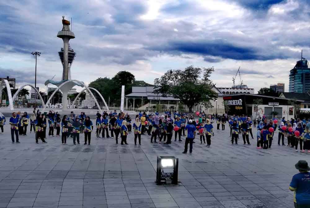 Cuaca sedikit mendung tidak menghalang peserta hadir memeriahkan Fun Walk Mai Singgah Alor Setar.