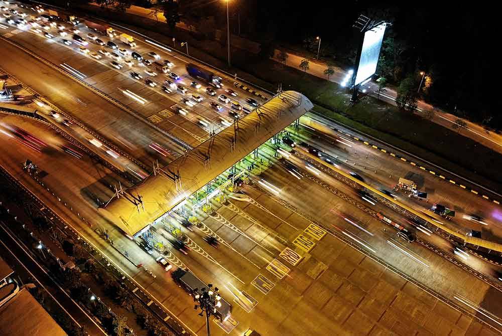 Rakaman gambar dari udara keadaan trafik yang mulai sesak dari arah Karak menuju masuk ke Kuala Lumpur ketika tinjauan sempena menjelang perayaan Krismas di Plaza Tol Gombak. - Foto Bernama