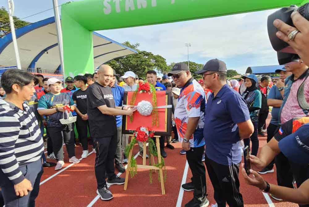 Armizan ketika merasmikan trek larian getah sintetik di Padang Pekan Papar.