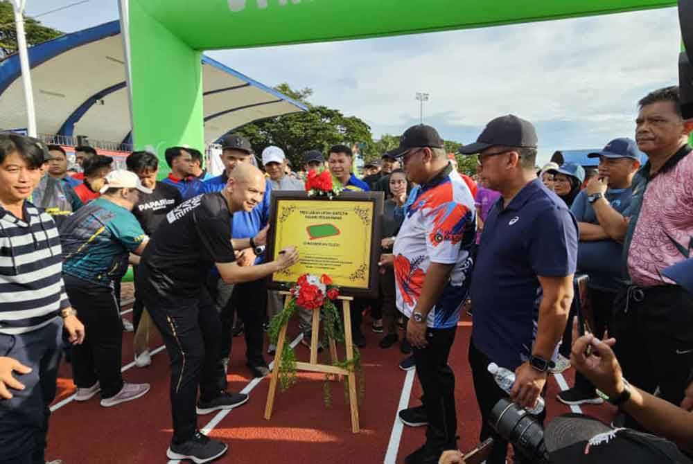 Armizan ketika merasmikan trek larian getah sintetik di Padang Pekan Papar.