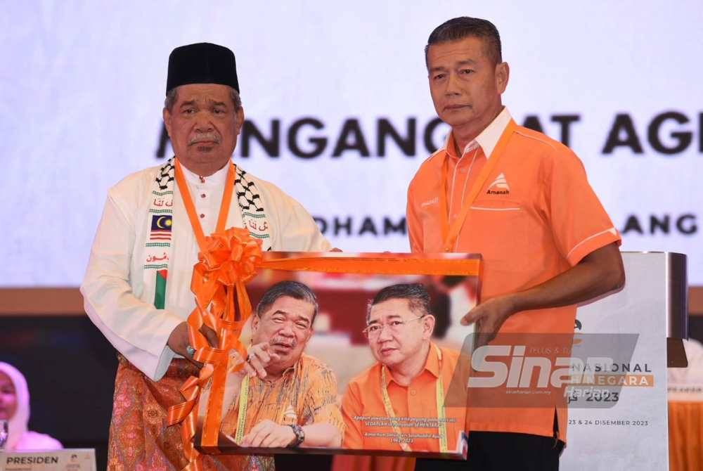 Ghazali (kanan) menerima cenderamata berbentuk plak dan bingkai gambar kenangan daripada Mohamad ketika Konvensyen Amanah Nasional 2023 yang diadakan di salah sebuah hotel di Klang pada Sabtu.