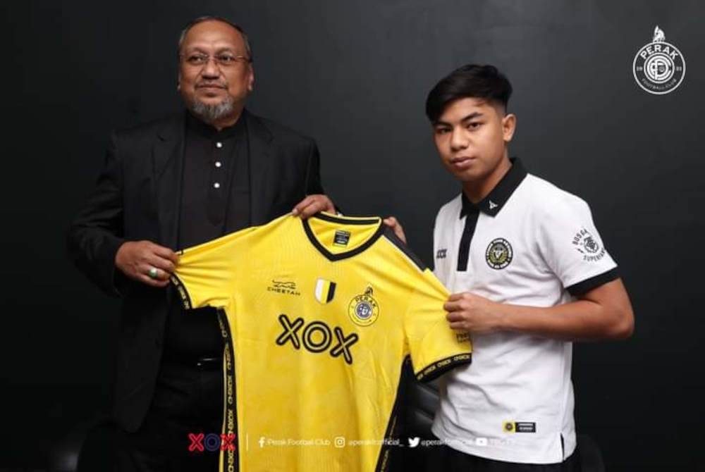 Muhammad Nur Azfar (kanan) kini menjadi pemain Perak FC musim hadapan. - Foto Facebok PERAK FC