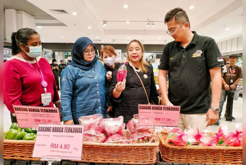 Norena (tiga dari kiri) menunjukkan sayuran yang diwartakan bagi pelaksanaan SHMMP Krismas 2023 di Aeon Ayer Keroh pada Sabtu.