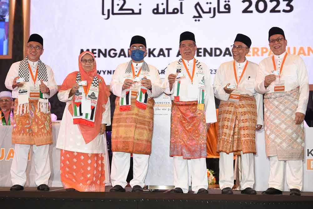 Presiden Amanah, Datuk Seri Mohamad Sabu ketika berucap pada Konvensyen Amanah Nasional 2023 dan melancarkan program Amanah 4Ever serta menyampaikan kad keahlian parti seumur hidup buat lima pimpinan tertinggi. Foto SINAR HARIAN / MOHD RAFIQ REDZUAN