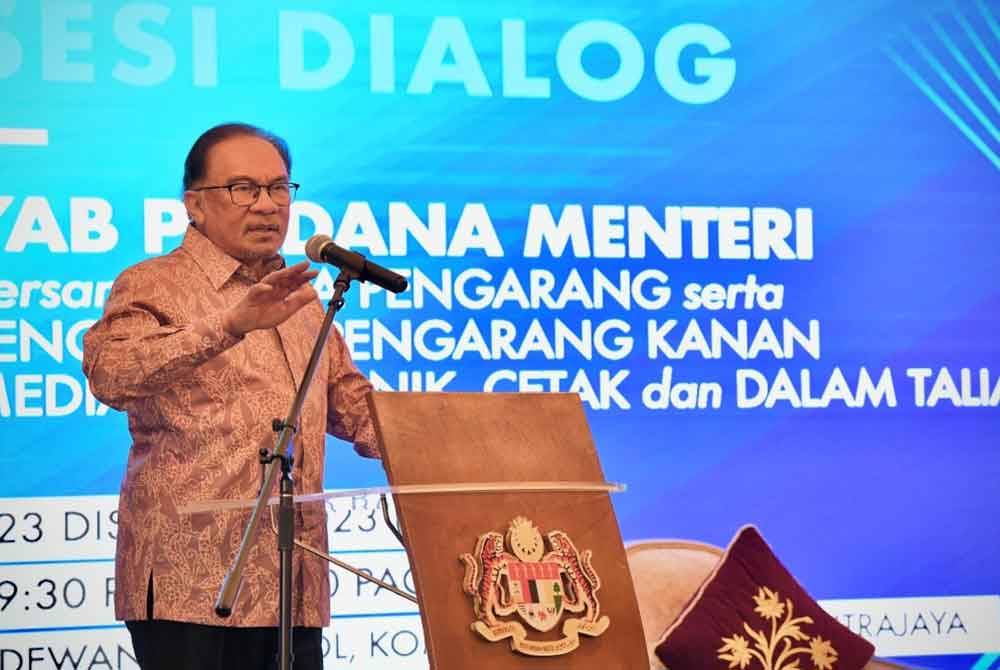 Anwar pada Sesi Dialog Bersama Ketua Pengarang serta Pengarang-Pengarang Kanan Media Elektronik, Media Cetak dan Dalam Talian pada Sabtu. - Foto Jabatan Perdana Menteri