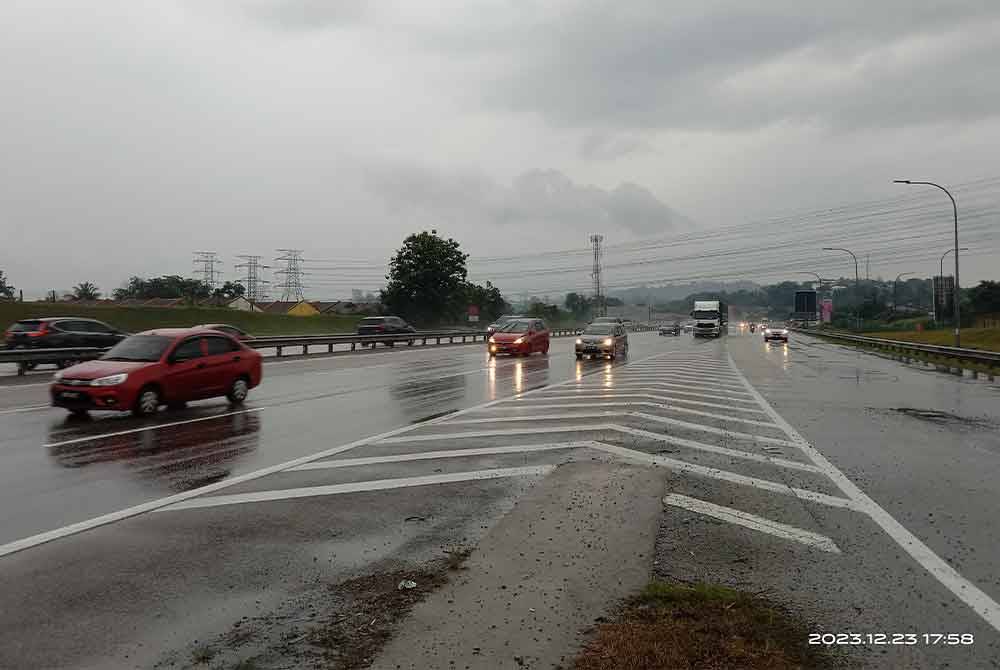 Beberapa laluan mengalami aliran trafik tinggi susulan musim cuti perayaan pada Selasa.