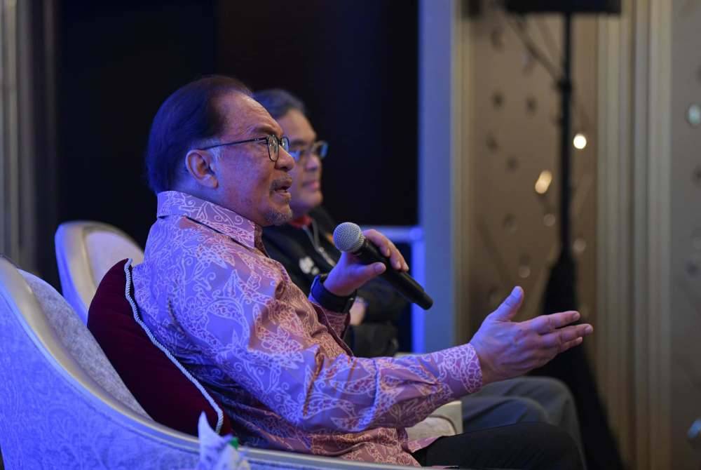 Anwar pada Sesi Dialog Perdana Menteri bersama Ketua Pengarang serta Pengarang-Pengarang Kanan Media Elektronik, Media Cetak dan Dalam Talian pada Sabtu. - Foto Jabatan Perdana Menteri