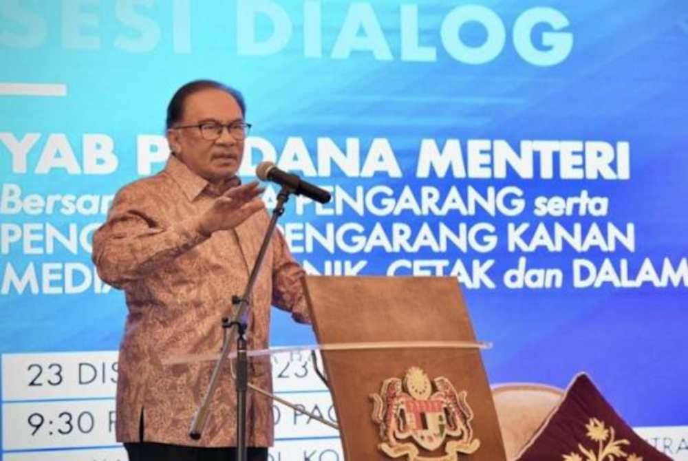 Anwar berucap dalam Sesi Dialog Perdana Menteri bersama Ketua Pengarang serta Pengarang-Pengarang Kanan Media Elektronik, Media Cetak dan Dalam Talian pada Sabtu. - Foto ihsan JPM