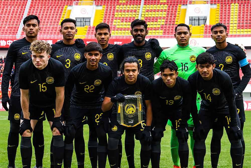 Pemain Harimau Muda sebelum perlawanan persahabatan menentang China di Stadium Jinshan, Shanghai pada Sabtu. - Foto FAM