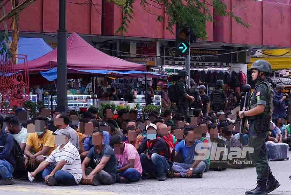 Antara warga asing yang ditahan dalam serbuan di Jalan Silang pada Khamis. - FOTO SINAR HARIAN/ MOHD HALIM ABDUL WAHID