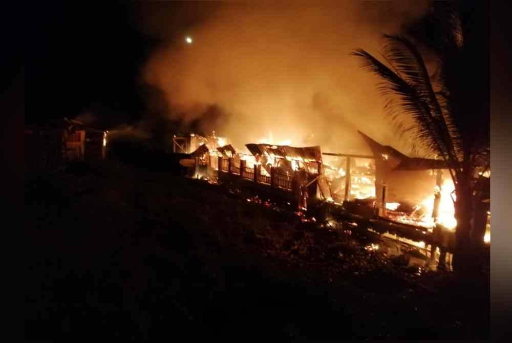 Bangunan tempat aktiviti pelajar terbakar dalam kejadian kebakaran di Madrasah Al-Fattah, di Kampung Sungai Batu 19, Sandakan.