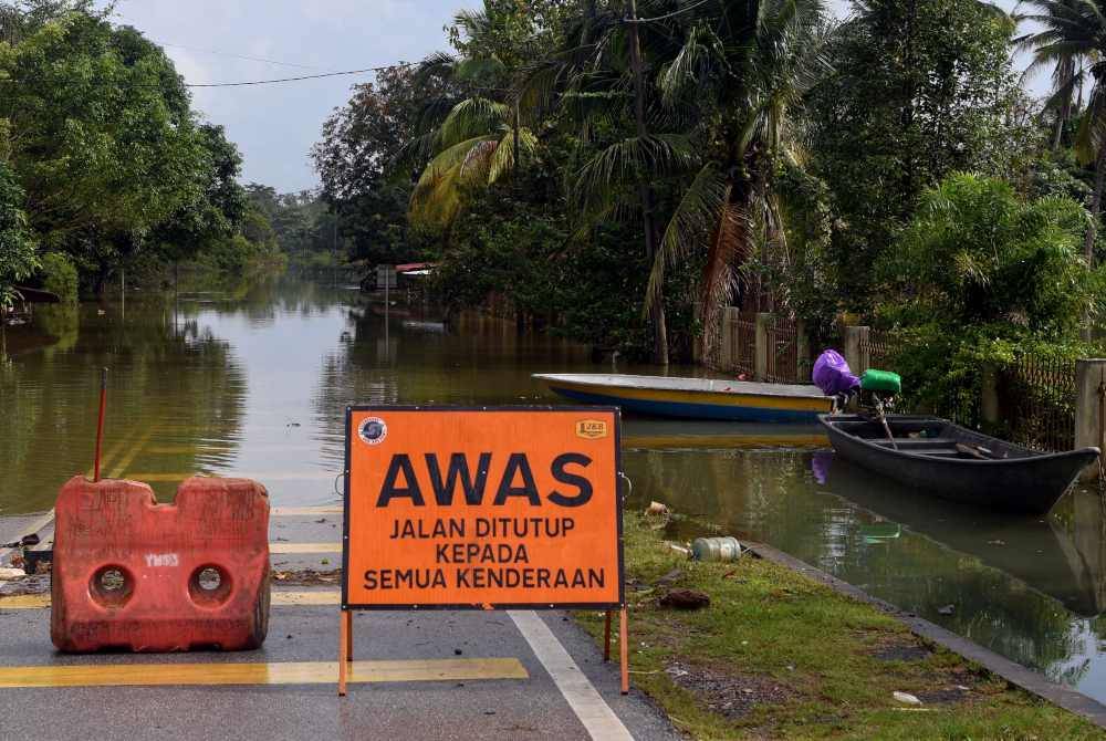 10 kampung di Chenulang di sini, mula dinaiki air awal pagi tadi berikutan hujan lebat berterusan sejak semalam. - Gambar hiasan