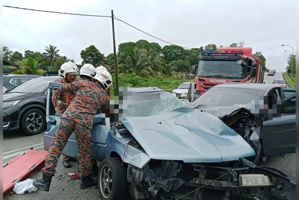 Anggota bomba membantu mengeluarkan mangsa yang tersepit dalam kenderaan terlibat kemalangan di Jalan Sungai Lembing di sini pada Ahad.