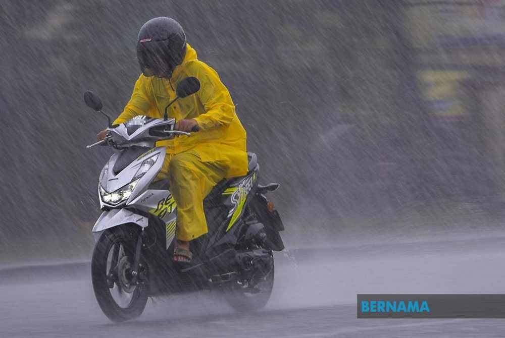 MetMalaysia mengeluarkan amaran hujan lebat berterusan tahap bahaya di beberapa kawasan di Kelantan dan Terengganu bermula hari ini hingga esok. - Foto Bernama