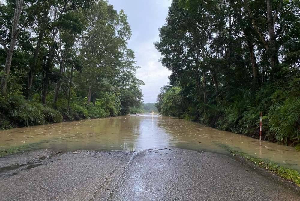 Lebih 1,500 penduduk di Felda Chiku 7 dan 8 di Gua Musang terkandas selepas jambatan yang menjadi penghubung utama dengan kawasan luar ditenggelami banjir awal pagi Ahad.