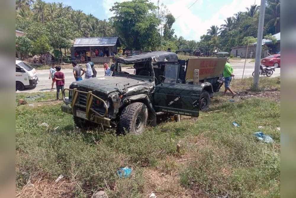 Trak tentera yang dilarikan itu diletakkan di tepi jalan dalam keadaan enjinnya masih hidup. - Foto Agensi