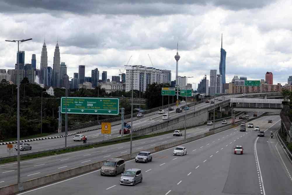 Keadaan trafik menghala ke pantai timur khususnya Lebuhraya DUKE di Plaza Sentul Pasar menuju ke pantai timur terkawal sekitar jam 12 tengah hari sempena sambutan Hari Krismas, esok. - Foto Bernama