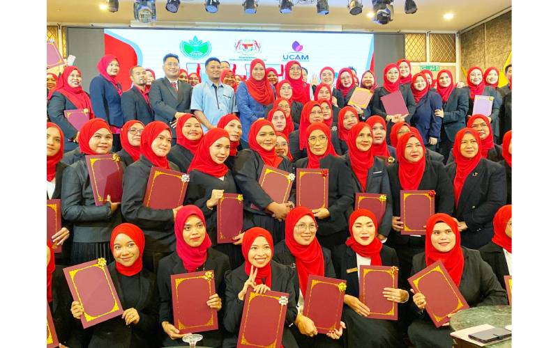 Seramai 100 peserta dari Kelantan dan Negeri Sembilan yang berjaya menamatkan program JELITA@RISDA di Kota Bharu, Kelantan pada Ahad.