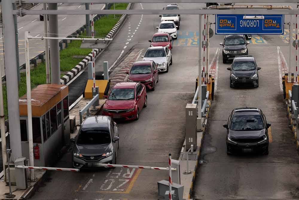 Keadaan trafik menghala ke pantai timur khususnya Lebuhraya DUKE di Plaza Sentul Pasar menuju ke pantai timur terkawal sempena sambutan Hari Krismas esok. - Foto: Bernama