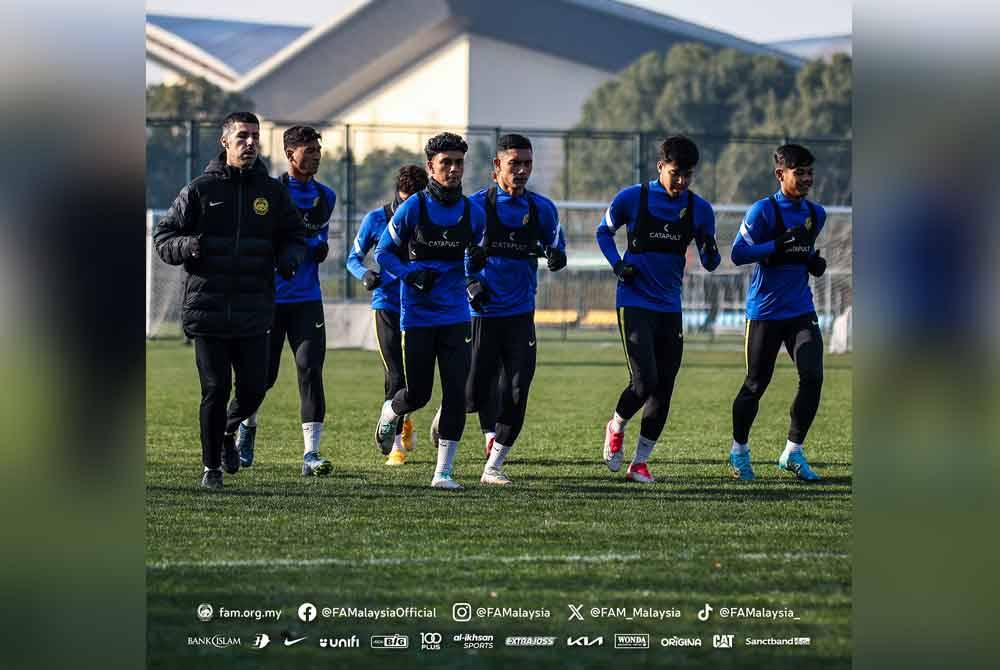 Pemain-pemain Harimau Muda jalani latihan sebagai persiapan berdepan China pada Selasa. - Foto Football Association of Malaysia