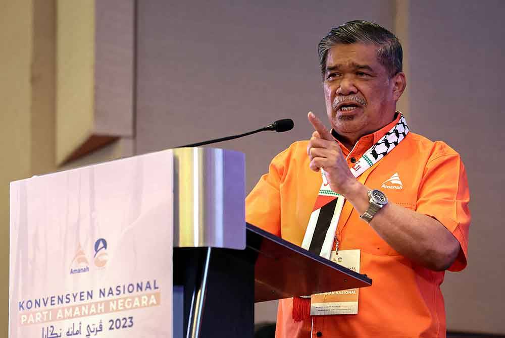 Presiden Amanah, Datuk Seri Mohamad Sabu menyampaikan ucapan penggulungan pada Konvensyen Nasional Parti Amanah Negara 2023. - Foto Bernama