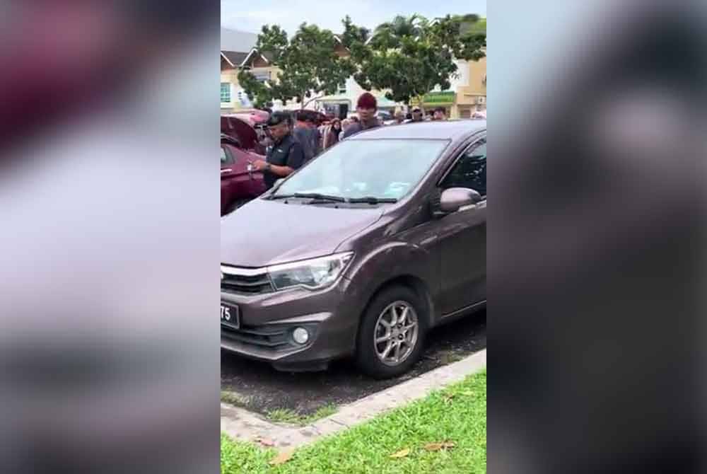 Mayat seorang lelaki yang sudah mengembung dan berbau busuk ditemui dalam sebuah kereta oleh orang ramai di tapak &#039;car boot sale&#039; Damansara, Kota Damansara, Petaling Jaya, Selangor pada Ahad.