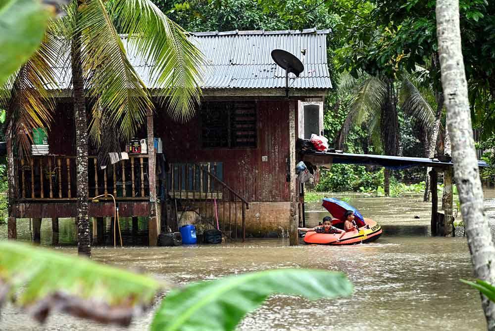 Dua kanak-kanak bermain air di hadapan rumah selepas kawasan berkenaan dilanda banjir ketika tinjauan di Kampung Kepah pada Ahad. - Foto Bernama
Banjir gelombang ketiga yang bermula hari ini menyaksikan empat daerah di Terengganu terjejas.
Setakat jam 4 petang, seramai 686 penduduk daripada 217 keluarga berada di 13 pusat pemindahan sementara (PPS).
--fotoBERNAMA (2023) HAK CIPTA TERPELIHARA