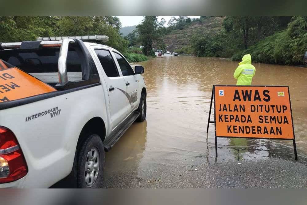 Jalan Lojing-Gua Musang berhampiran Pos Blau, Gua Musang kembali ditutup kepada semua kenderaan pada Isnin. - Foto Facebook Roadcare Gua Musang