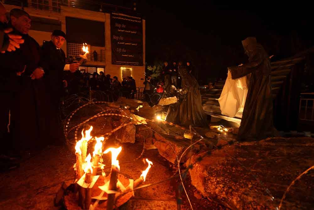 Ritual keagamaan di hadapan Gereja Nativity di bandar Bethlehem di Tebing Barat yang diduduki pada Sabtu. - Foto AFP