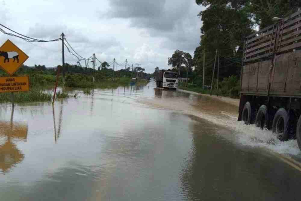 Antara laluan di Jalan Kota Tinggi-Mersing yang dinaiki air. - Foto FB JKR Kota Tinggi