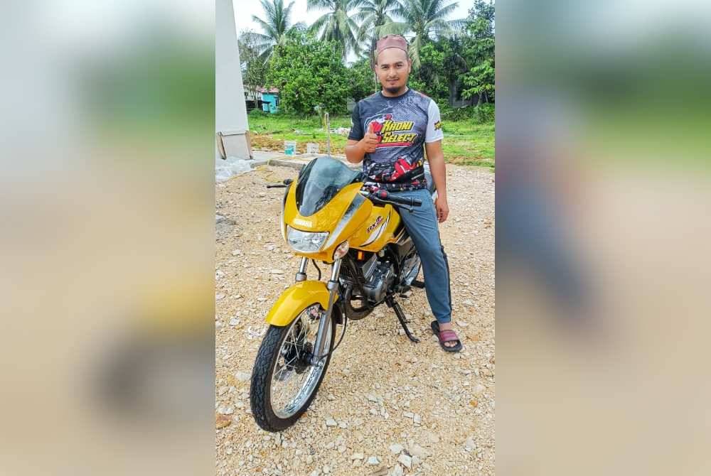 Mohamad Shukri bersama motosikal idamannya yang dimenangi di Karnival Permohonan Dua Roda Temerloh 2023.