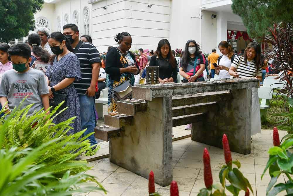 Penganut agama Kristian melakukan upacara keagamaan sempena sambutan Hari Krismas di Gereja Cathedral of St John The Evangelist, Kuala Lumpur hari ini. - Foto Bernama