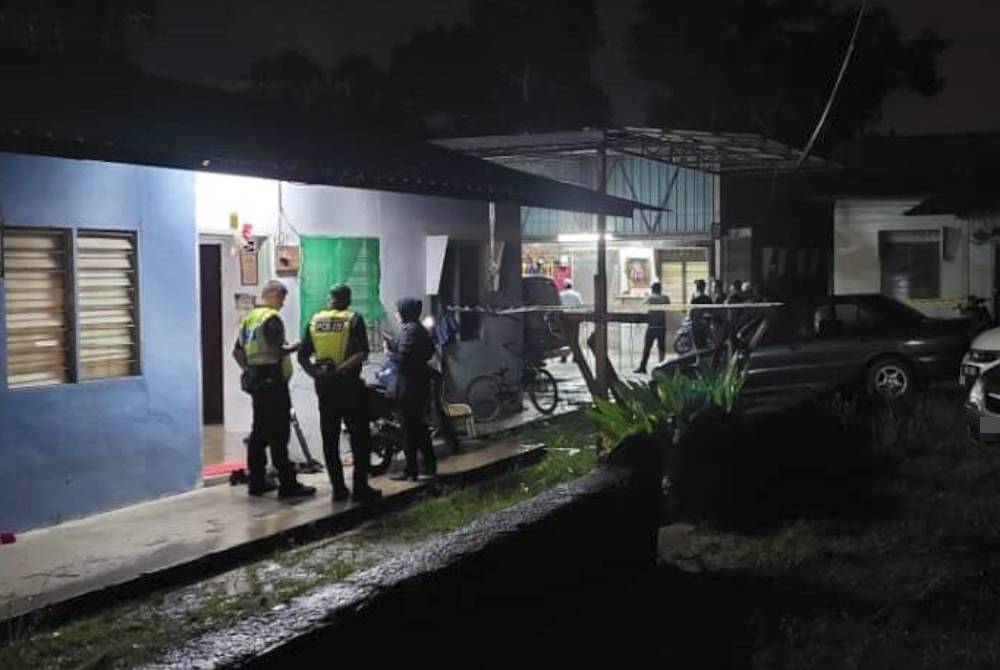 Polis menjalankan siasatan di lokasi kes bunuh dan tanam mayat seorang lelaki di sebuah rumah di Sungai Choh, Rawang pada Sabtu.