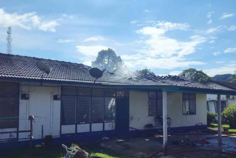 Dua unit kuarters Balai Polis Tanjung Malim terbakar pada Isnin. - Foto Bernama