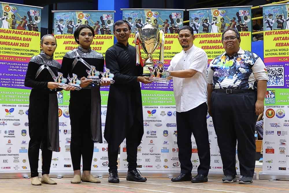 Hatyaiwitayalai High School Marching Band muncul juara keseluruhan acara Marching Field Show MWBC 2023 menerima trofi daripada Muhammad Radhi.