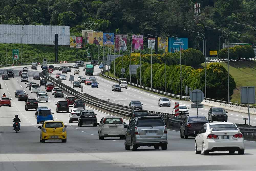 Kenderaan bergerak lancar di kedua-dua arah ketika tinjauan sempena cuti sambutan Hari Natal di Lebuhraya Utara Selatan berdekatan Plaza Tol Jalan Duta pada Isnin. - Foto Bernama