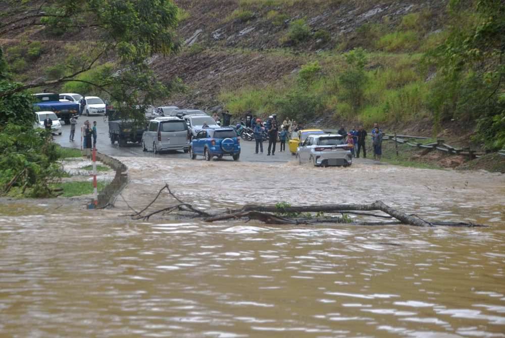 Sebahagian kenderaan yang melalui jalan Lojing - Pos Blau - Kuala Betis, terkandas apabila air melimpah di atas jalan ekoran hujan lebat ketika tinjauan pada Ahad. - Foto Bernama