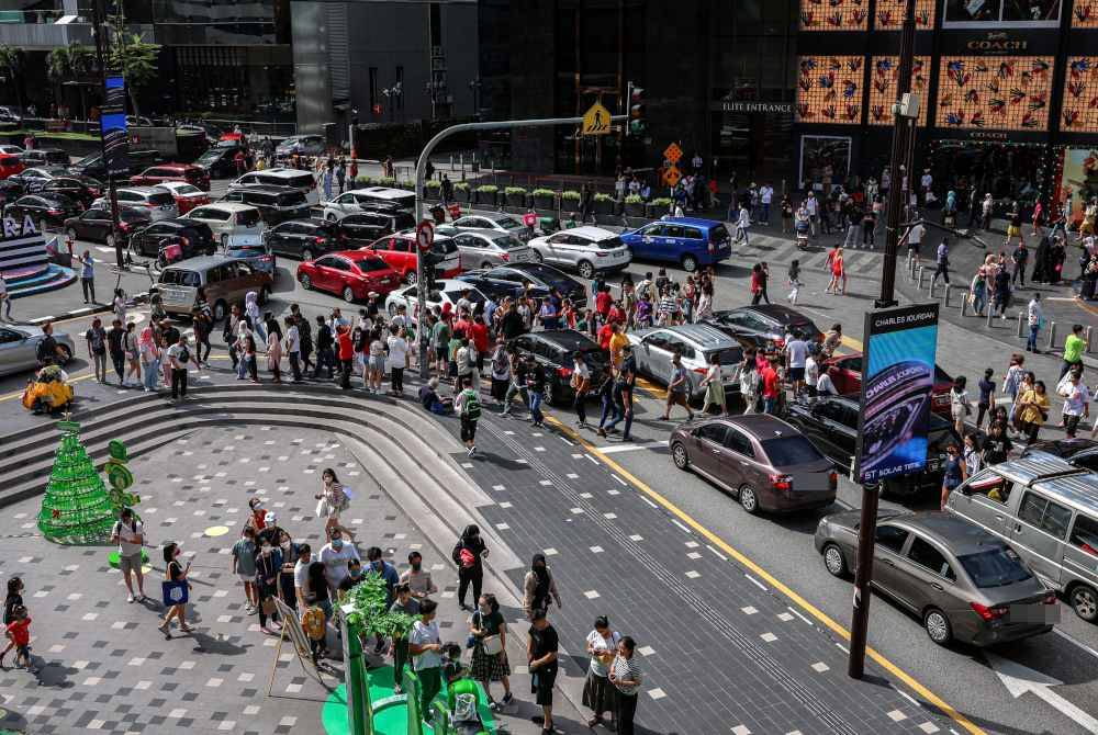 Keadaan di sekitar Jalan Bukit Bintang agak sesak berikutan orang ramai mengambil peluang bersiar-siar. - Foto Bernama