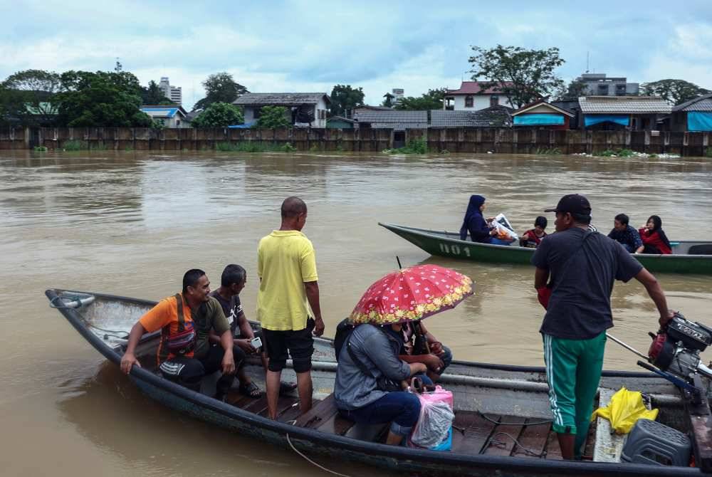 Sungai Golok di Rantau Panjang, Pasir Mas yang merekodkan bacaan 10.79m melebihi paras bahaya 9m. - Gambar fail Bernama