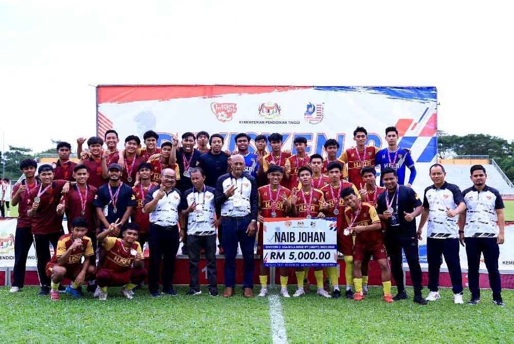 Aizzat (tiga dari kanan) bersama barisan jurulatih dan pemain UiTM Negeri Sembilan yang muncul naib juara Divisyen Dua Liga IPT 2023/24.