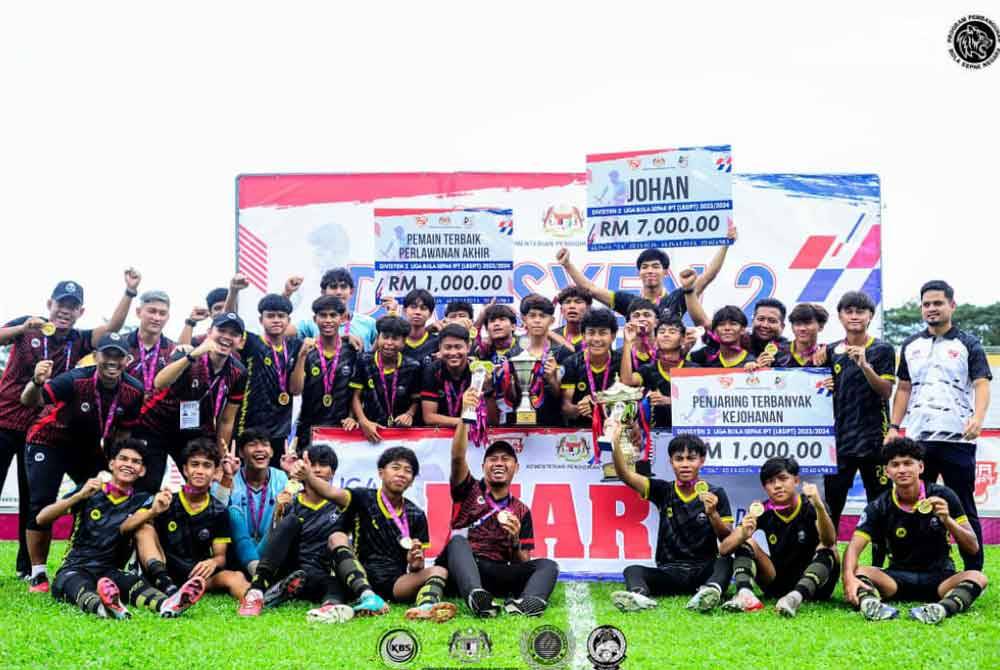 Efendi (dua dari kiri) bersama barisan jurulatih dan pemain AMD B-16 meraikan kejayaan muncul juara Divisyen Dua Liga IPT musim ini.