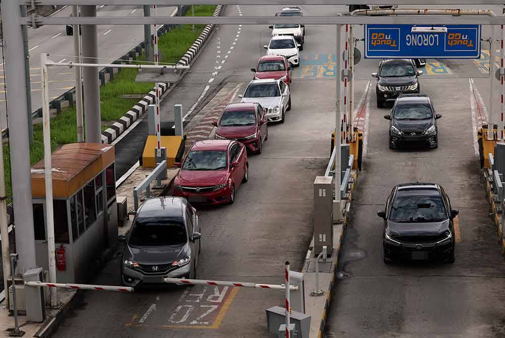 Aliran trafik di beberapa lebuh raya utama di ibu negara lancar setakat jam 8 pagi ini. - Gambar hiasan Bernama