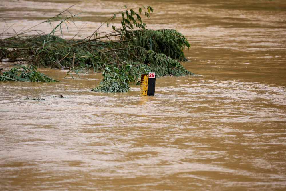 Keadaan semasa paras air Sungai Lembing pada Isnin. - Foto Bernama