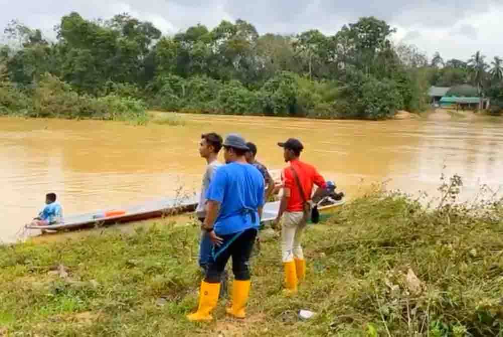 Lebih 1,000 penduduk terputus hubungan apabila jambatan Tanjung Kala, di Kuala Pertang, Kuala Krai ditenggelami banjir pada Selasa.