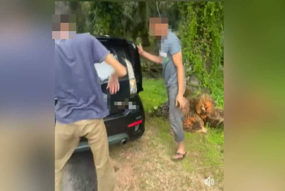 Tangkap layar video tular kejadian kecurian buah kelapa sawit menggunakan Myvi dipercayai berlaku di Linau Batu Pahat.