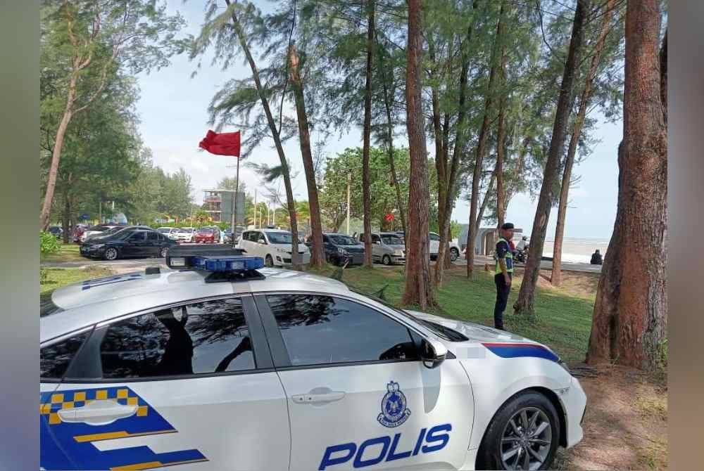 Anggota polis melakukan pemantauan di sekitar kawasan pantai di Kota Tinggi.- Foto Facebook Polis Kota Tinggi