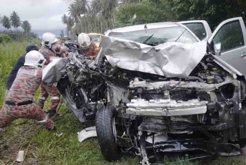 Anggota bomba membantu mengeluarkan mangsa kemalangan di Jalan Rakit, Kota Marudu.