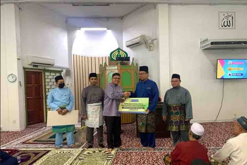 Sebanyak RM229,000 diagihkan LZS sebagai sumbangan bagi membaik pulih lima buah masjid di sekitar Kuala Selangor pada Selasa.