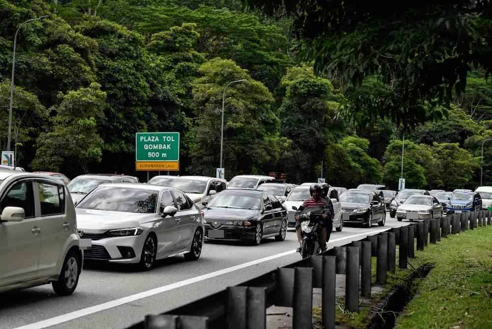 Aliran trafik di beberapa lebuh raya utama dilaporkan semakin sesak dan bergerak perlahan petang ini . Foto Bernama